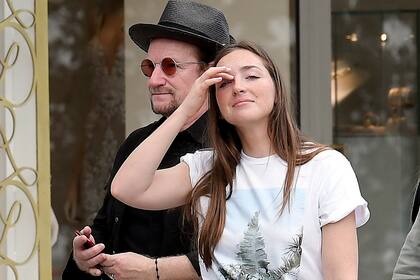 Padre e hija de paseo: Eve Hewson y Bono