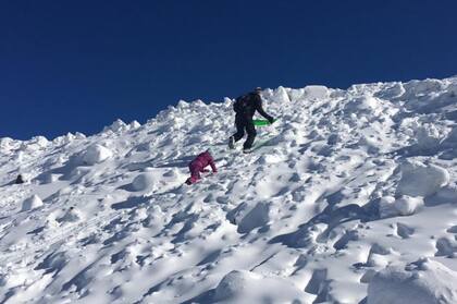 Padre e hija en la nieve de Nueva Zelanda.