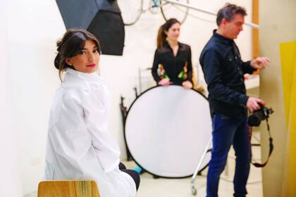 Padre e hija en pleno trabajo en la casa-estudio de Marcelo.