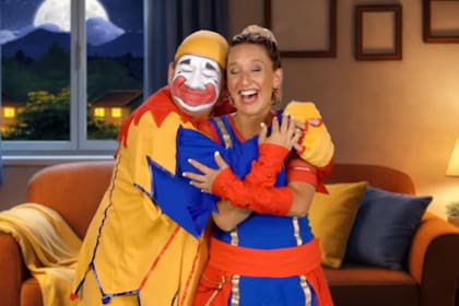 Padre e hija hicieron una nueva versión de la canción "En mi casa" con videoclip incluido (Foto: Captura de video)