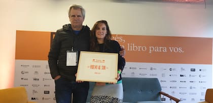 Padre e hija, orgullosos y felices: Jorge Cefaratti y Tamara, de Vuelvo al sur, ganadores por su labor como libreros