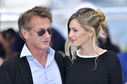 Padre e hija posan para los fotógrafos en el festival de cine de Cannes 