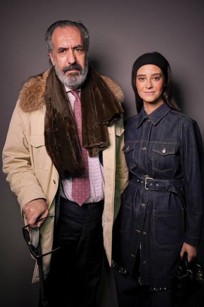 Padre e hija, unidos por el amor a la moda. Jaime y Victoria de Marichalar (ex marido e hija, respectivamente, de la infanta Elena de España) asistieron al desfile de Dior. Ella, que está abocada a su carrera de modelo, eligió un conjunto en denim de abrigo con cinturón y pantalón Oxford.
