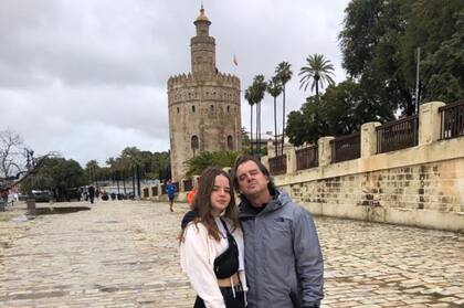 Padre e hija, y la Torre del Oro, una construcción albarrana situada en el margen izquierdo del río Guadalquivir.