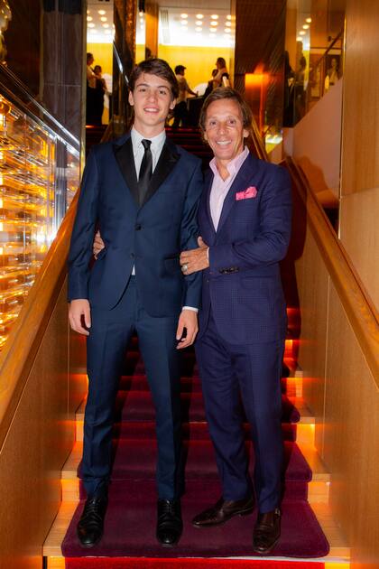 Padre e hijo, Alejandro y Benicio Gravier, muy elegantes.
