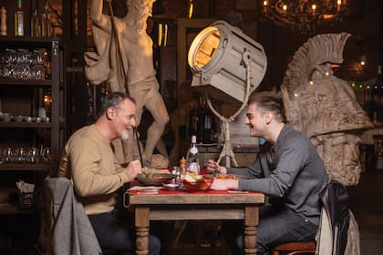 Padre e hijo disfrutando una de las especialidades de la casa, los fetuccinis.