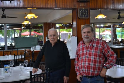 Padre e hijo en el interior del restaurante