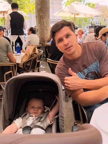 Padre e hijo en Madrid (Foto: Instagram @evabargiela)