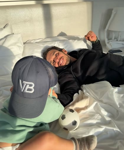 Padre e hijo en un momento íntimo