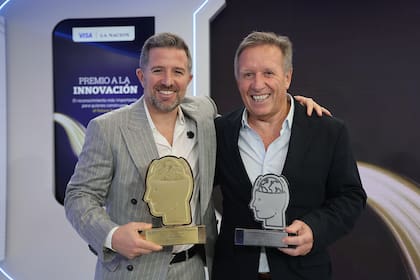 Padre e hijo festejan el reconocimiento