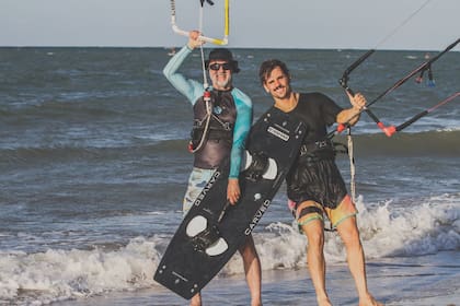 Padre e hijo festejaron el triunfo en Brasil practicando kitesurf