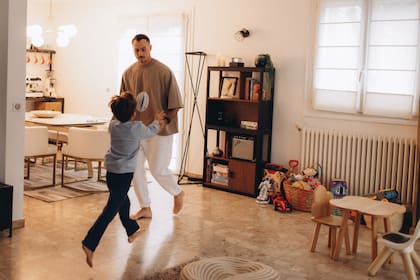 Padre e hijo juegan al rugby en el living de
la casa familiar. Tras anunciar su retiro el
año pasado, el ex wing de Racing 92 –el
equipo francés que integró durante 13
años– y ex jugador de los Pumas sigue
vinculado a su pasión: además de ser
embajador del club francés, Imhoff brilla
como comentarista deportivo en la señal
de deportes Canal+.