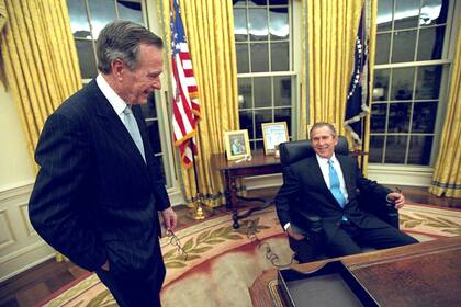 Padre e hijo, juntos, en la Oficina Oval