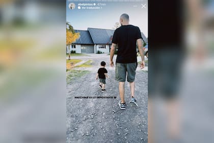 Padre e hijo lucieron los mismos outfits para disfrutar del día (Foto: Instagram @abelpintos)