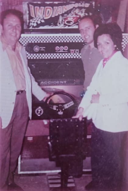 Padre e hijo: Mauricio y Alejandro Mochkovsky posan frente a una de las máquinas, en una de las galerías donde tenían los juegos