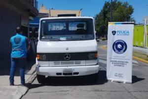 Padre e hijo robaron un camión en Belgrano mientras paseaban un perro y fueron detenidos.