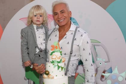 Padre e hijo se vistieron igual para el tercer cumpleaños de Dionisio