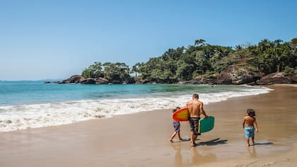 Padre e hijos en la orilla de Praia do Félix.
