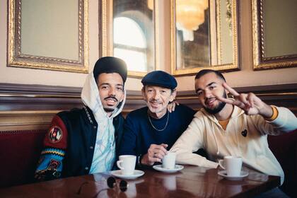 Padre e hijos tomando un café a la argentina