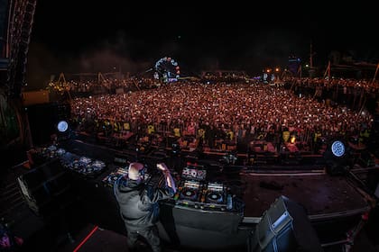 Padre Guilherme, frente a su consolas, haciendo bailar a una multitud