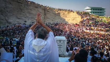 Padre Pedro Opeca en el Pueblo de Akamasoa