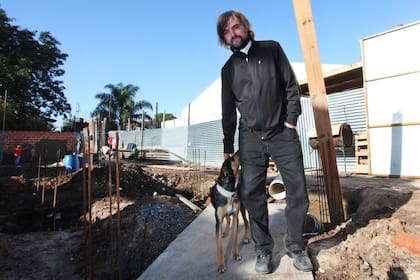 Padre Pepe: José Di Paola trabajó por años en la villa 21, de Barracas; de allí debió irse, amenazado por los narcos; ahora volvió a San Martín, donde construye una casa para adictos en La Cárcova