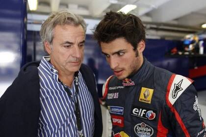 Padre y consejero: Carlos Sainz, bicampeón mundial de Rally y tres veces ganador del Rally Dakar, dialoga con su hijo