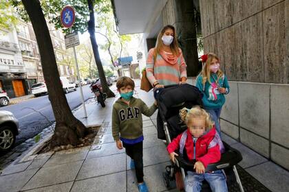 Los nuevos protocolos para salir con menores de 16 años a dar un paseo se habilitará recién el próximo fin de semana