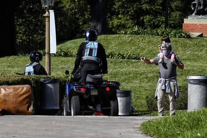 Los policías notaron el cambio que empezó a producirse: esta escena se repitió en los lugares abiertos