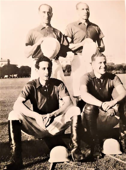 Padres e hijos: Antonio Heguy y Juan Carlos Harriott, con Horacio y con Juancarlitos, campeones de Palermo con Coronel Suárez-Los Indios, en 1958
