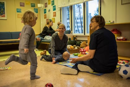 Padres e hijos en una guardería. Finlandia tiene un sistema de salud universal bueno y barato, educación universitaria gratuita y cuidado infantil asequible