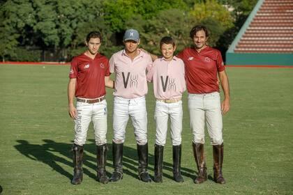 Padres e hijos protagonistas: Cruz y Eduardo Novillo Astrada (h.), en las puntas; Santiago y Lorenzo Chavanne, en el centro