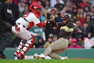 Padres superan tres a dos a Medias Rojas en un gélido Fenway con hit impulsor de Laureano en la novena