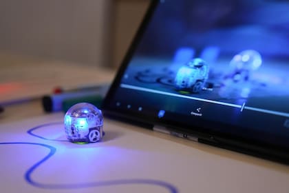 Padres y docentes debaten el uso de dispositivos digitales en las aulas, en medio de un creciente reclamo por mayor control tecnológico