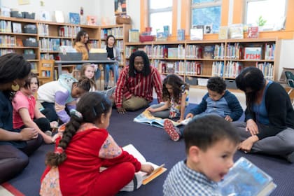 Padres y educadores acusan al distrito escolar de San Francisco de recortes a estudiantes inmigrantes