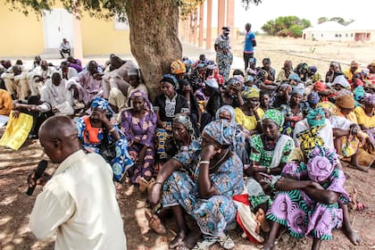 Padres y familiares asisten a una conmemoración cinco años después de que sus hijas fueran secuestradas por el grupo yihadista Boko Haram el 14 de abril de 2019 frente al gobierno local de Chibok