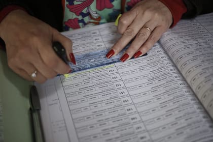 En el padrón electoral en línea se puede encontrar el establecimiento donde se vota, así como también el número de la mesa y el orden
