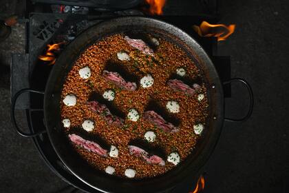 Paella de Milanesa con bife de chorizo empanado de Costa7070