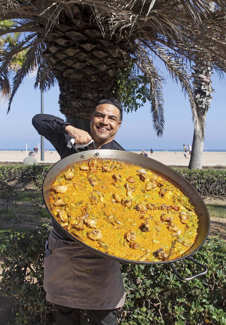 Paella en el restaurante El Coso en la Playa de la Malvarrosa.