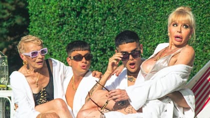 "Paga Dios", el videoclip de Paco Amoroso y Ca7riel, en el que participó Adriana Aguirre