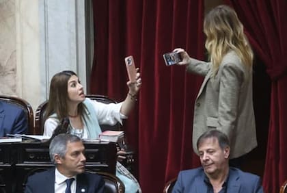 Pagano y Lemoine, mientras se graban con el celular