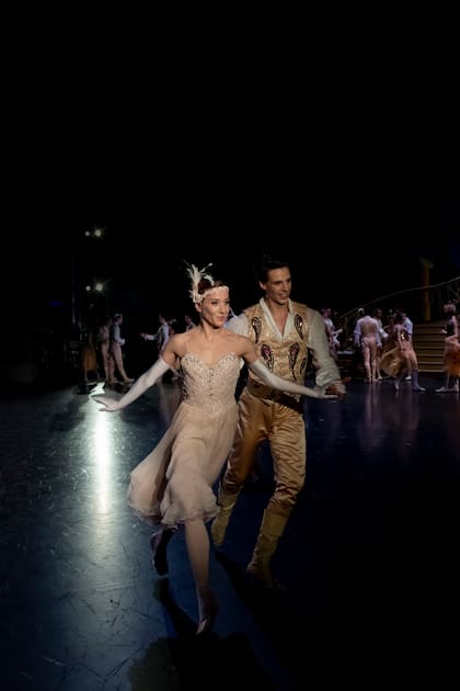 Pagliero sale del escenario con su compañero Germain Louvet durante una función de "La Cenincienta", de Rudolf Nureyev, en 2019