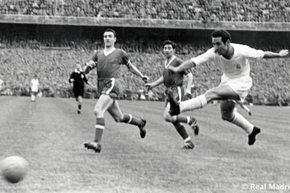 Pago Gento en acción con la camiseta de Real Madrid