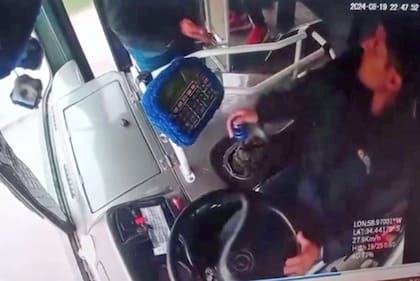 Pagó un boleto por un recorrido más corto, discutió con el colectivero y terminaron a las trompadas