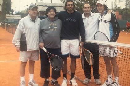 Paidu junto a Maradona, Zabaleta, Lobo y Mónaco