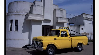 Paisaje de ciudad con el sello de Marcos López