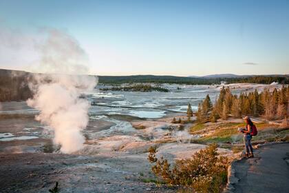 Paisaje surrealista de la Porcelain Basin en la zona de Norris.