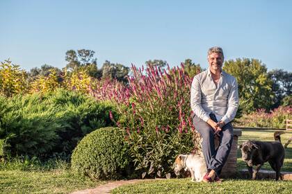 Paisajista, agrónomo y amante de los caballos, cambió Benavídez por el campo
