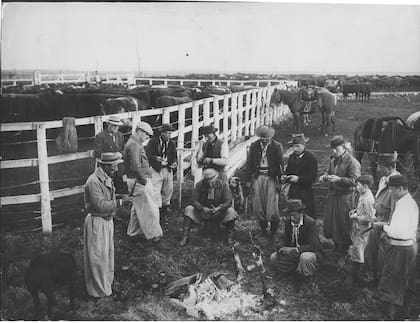 Paisanos y asado. 14/2/1958