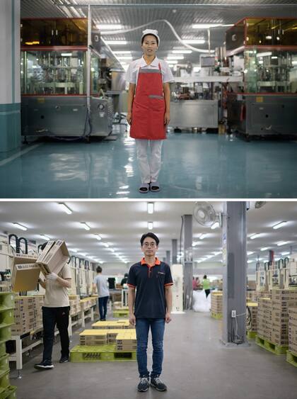 Pak Kum Hyang (29, arriba) en la fábrica de productos dentales donde trabaja en Pyongyang y Choi Young-sik (41, abajo) en la fábrica de embalaje de Spam donde trabaja en Jincheon, al sur de Seúl